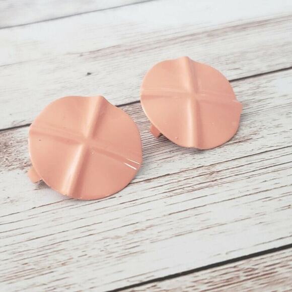 Vintage Clip On Earrings Peach Circle with Raised Cross Pattern Retro - Picture 2 of 4